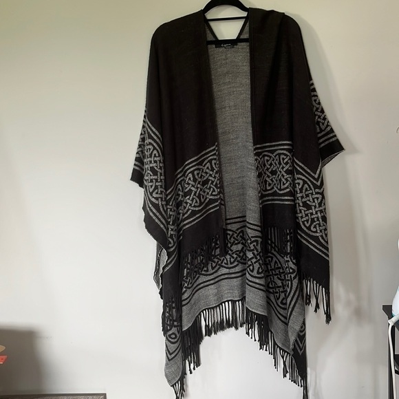 CEJON Celtic style grey poncho cape - Picture 2 of 6